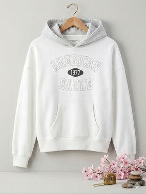 American Eagle White Hooded Sweatshirt with Outline Graphic xxs